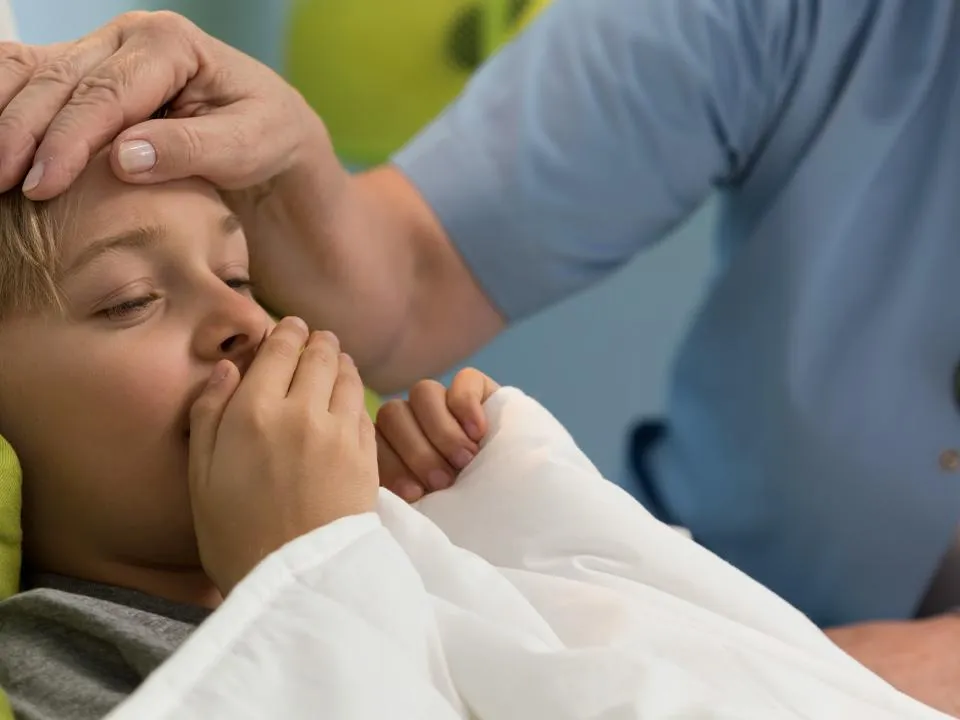 «Не могли сбить температуру, ребенок задыхался»: жители Орска рассказали о вспышке подозрительного ОРВИ