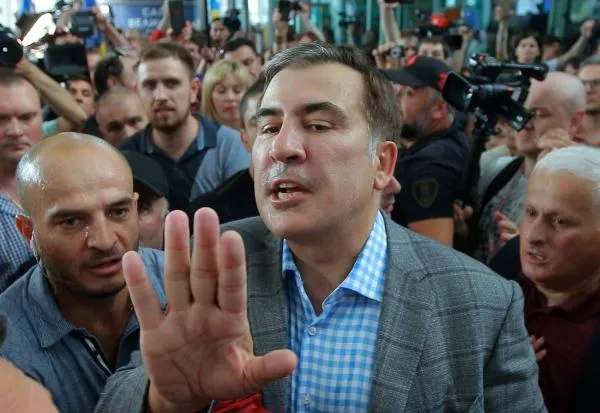 Бывший президент Грузии и экс-губернатор Одесской области Украины Михаил Саакашвили (на первом плане) во время встречи в киевском аэропорту «Борисполь». Президент Украины Владимир Зеленский своим указом вернул Саакашвили украинское гражданство