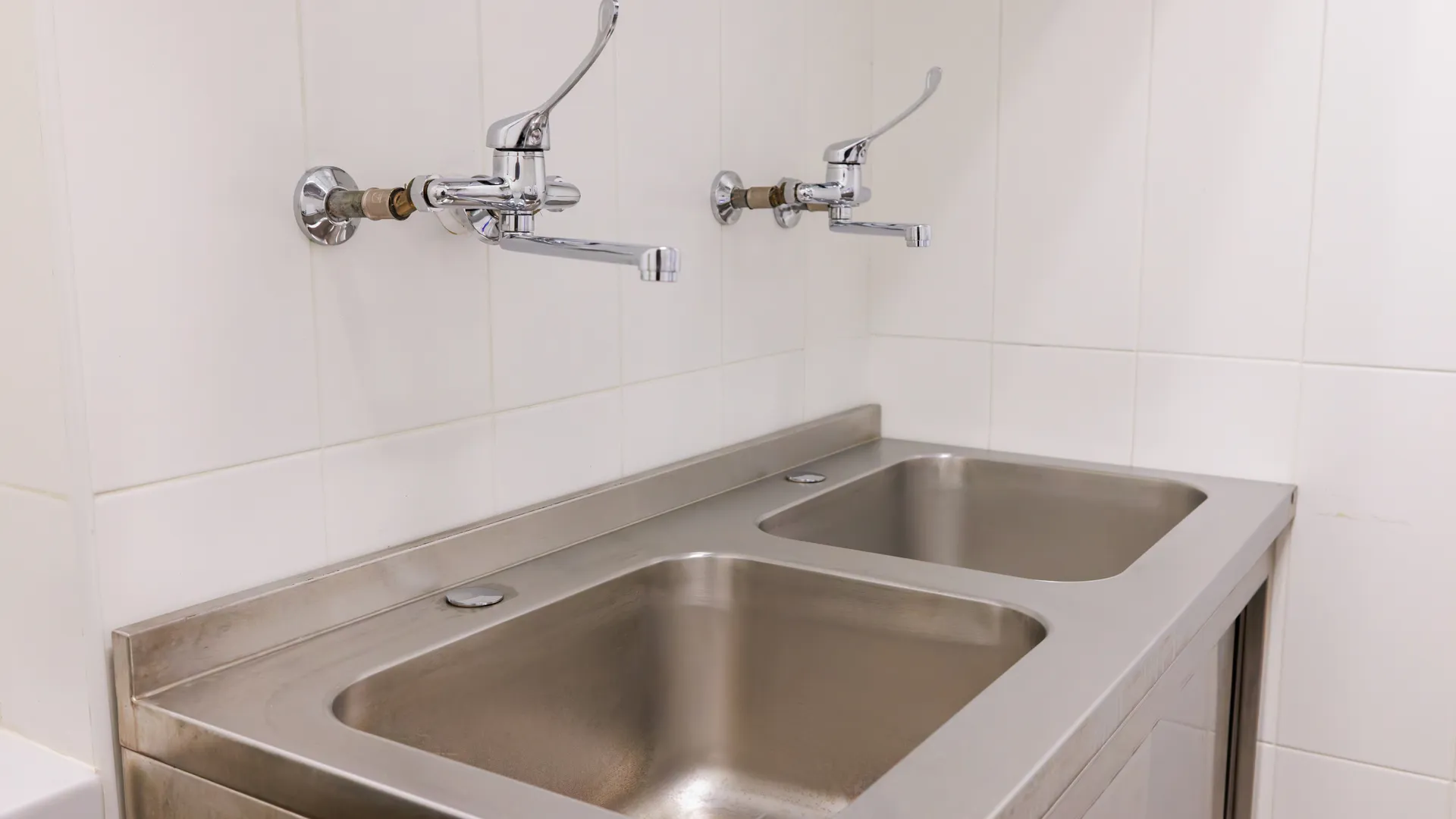 Бегите за справкой, иначе разорят: стало известно, кто будет платить за воду в три раза больше