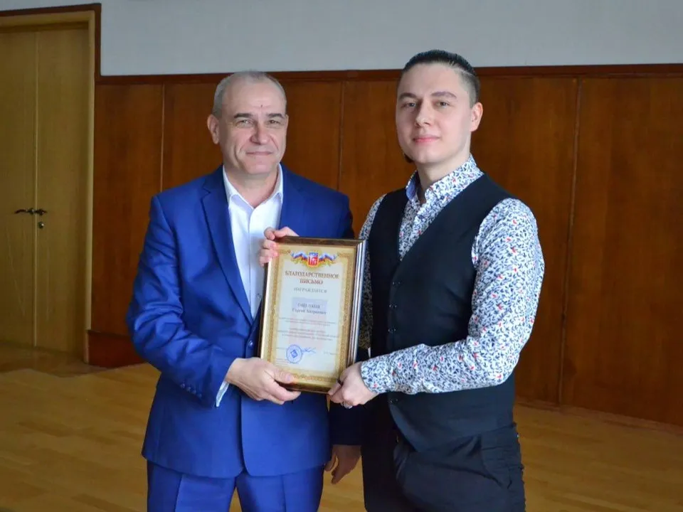 Глава Краснознаменска Владимир Пирогов (слева) вручает благодарственные письма сотрудникам НПО «Орион». Фото: администрация г.о. Краснознаменск