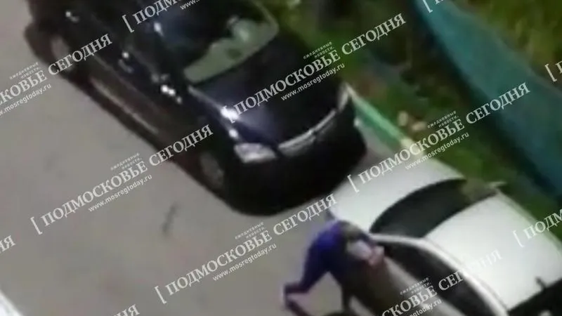 Неизвестный дебошир разгромил десяток машин в Красногорске