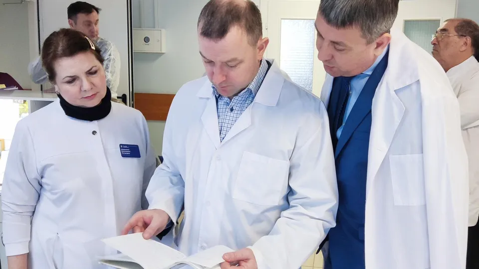 Фото: пресс-служба Каширской больницы.  На фото слева направо: старшая медсестра Екатерина Шуршина, главный врач Юрий Якушев в центре, Советник Министра здравоохранения МО Юрий Радионов.