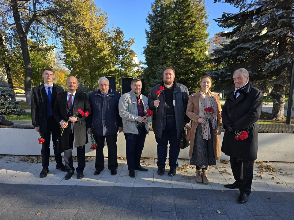 Возложение цветов. Фото: личный архив Виталия Широченко