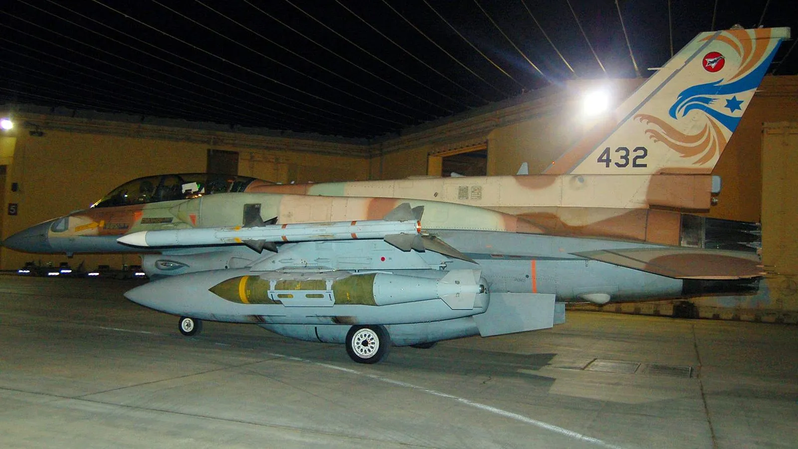 Истребитель F-16I ВВС Израиля с бомбами BLU-109