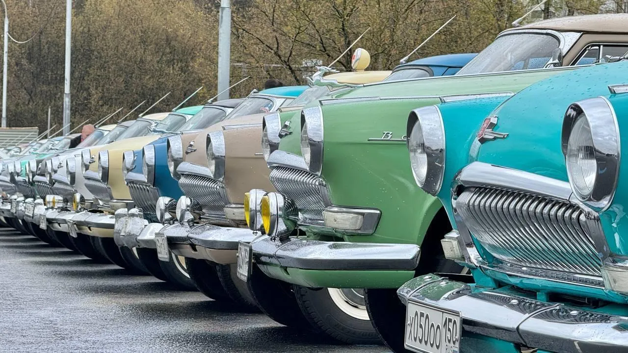 «Волге» — 70 лет: по Новой Риге проехала колонна из 100 легендарных ретро-автомобилей