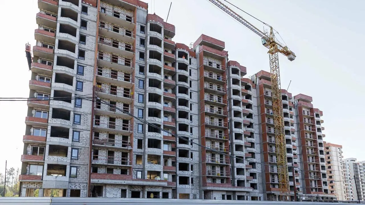 Два корпуса ЖК «Высокие Жаворонки» продолжают возводить в подмосковном Одинцово