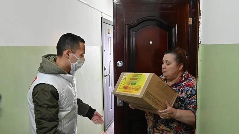 «Здоровья вам и губернатору»: как подмосковные пенсионеры на карантине встречают волонтеров с продуктовыми наборами 