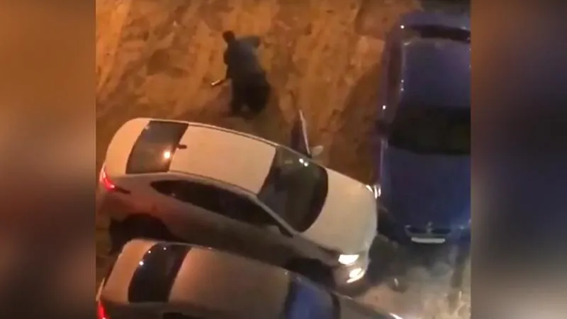 Агрессивный мужчина избил ногами женщину-водителя в Красногорске