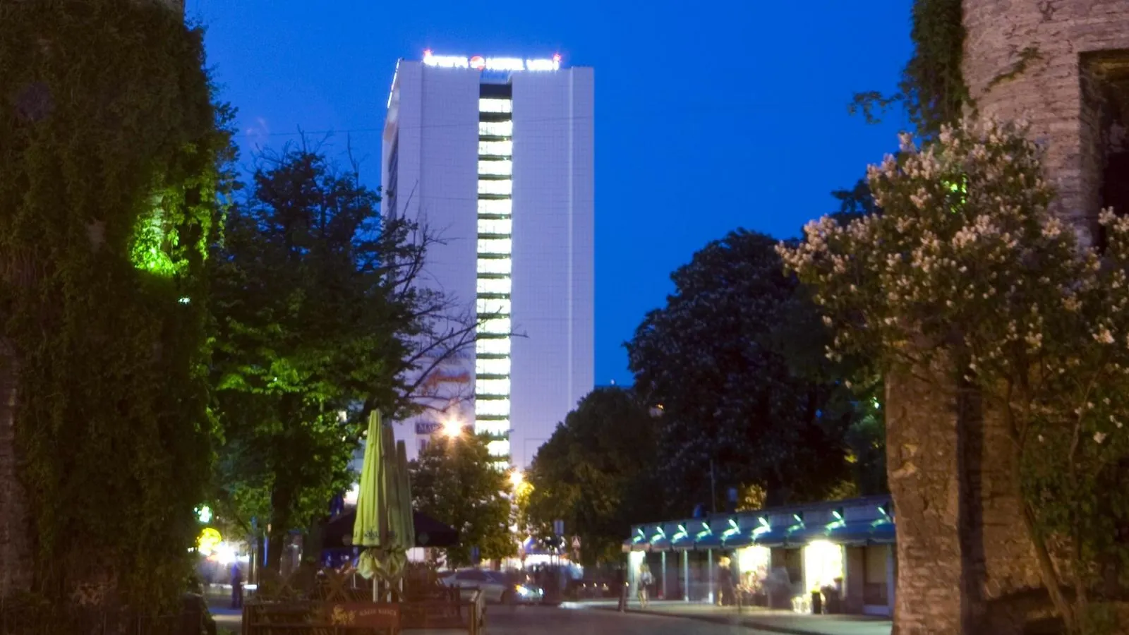 Вид на Sokos Hotel Viru из Старого города, Таллин. Günter Lenz