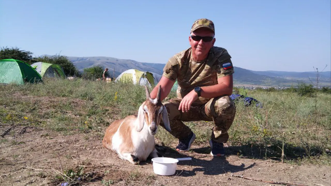 «Ушла от хозяина, как уходят жены от плохих мужей»: боец СВО рассказал, как «подружился» с козой на службе
