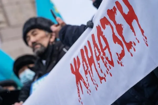 Участники митинга в День независимости Казахстана на площади Республики в Алма-Ате