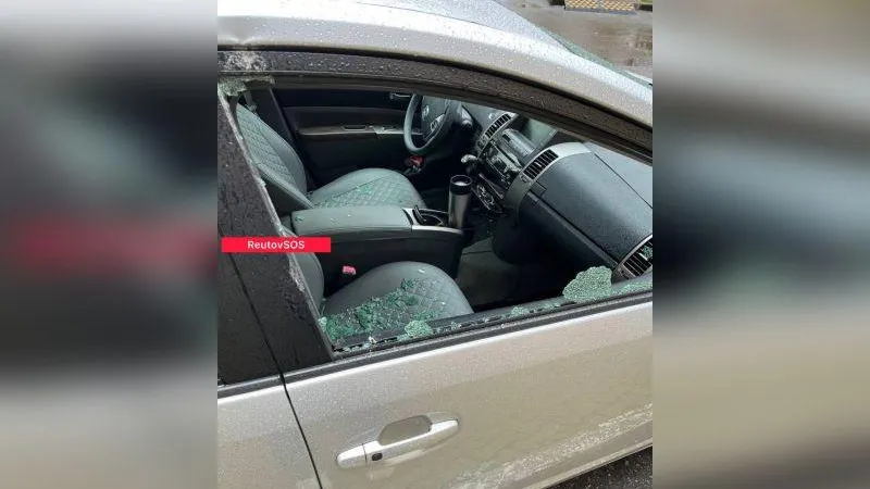 Упавший с фасада кусок штукатурки повредил автомобиль в Реутове