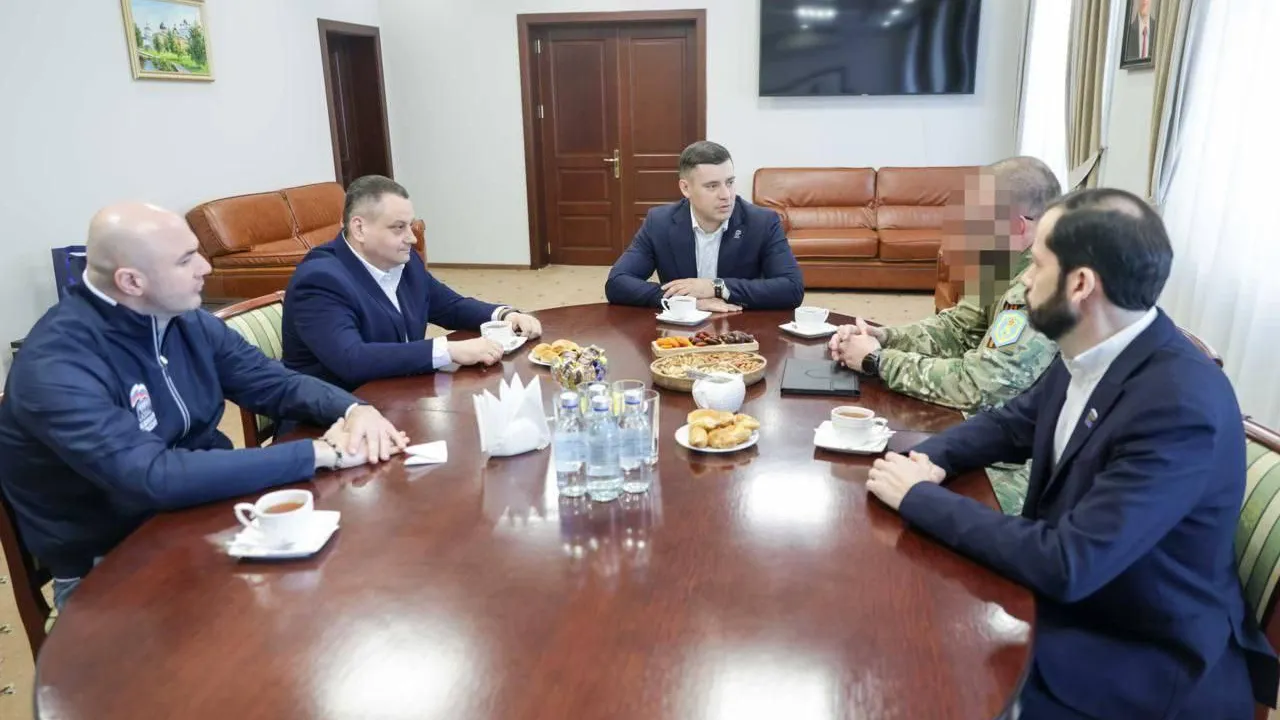 «На него можно опереться»: глава Подольска Артамонов встретился с участником СВО