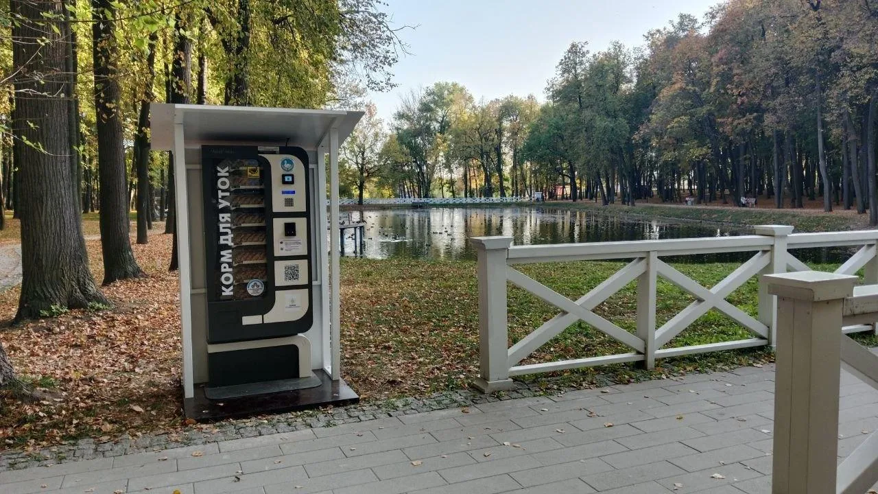 В подмосковном парке старой усадьбы установили автоматы с кормом для птиц