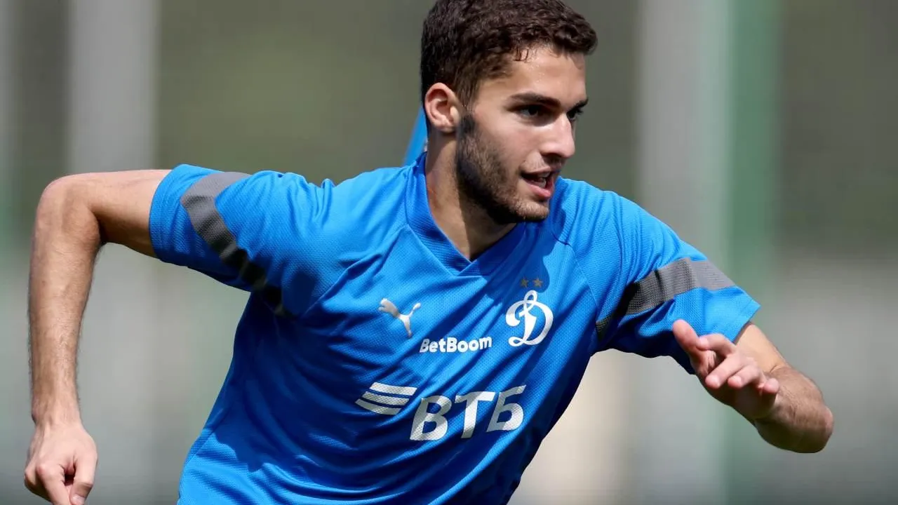 Футболист сборной России Захарян получил от «Динамо» разрешение на переход в «Лацио»