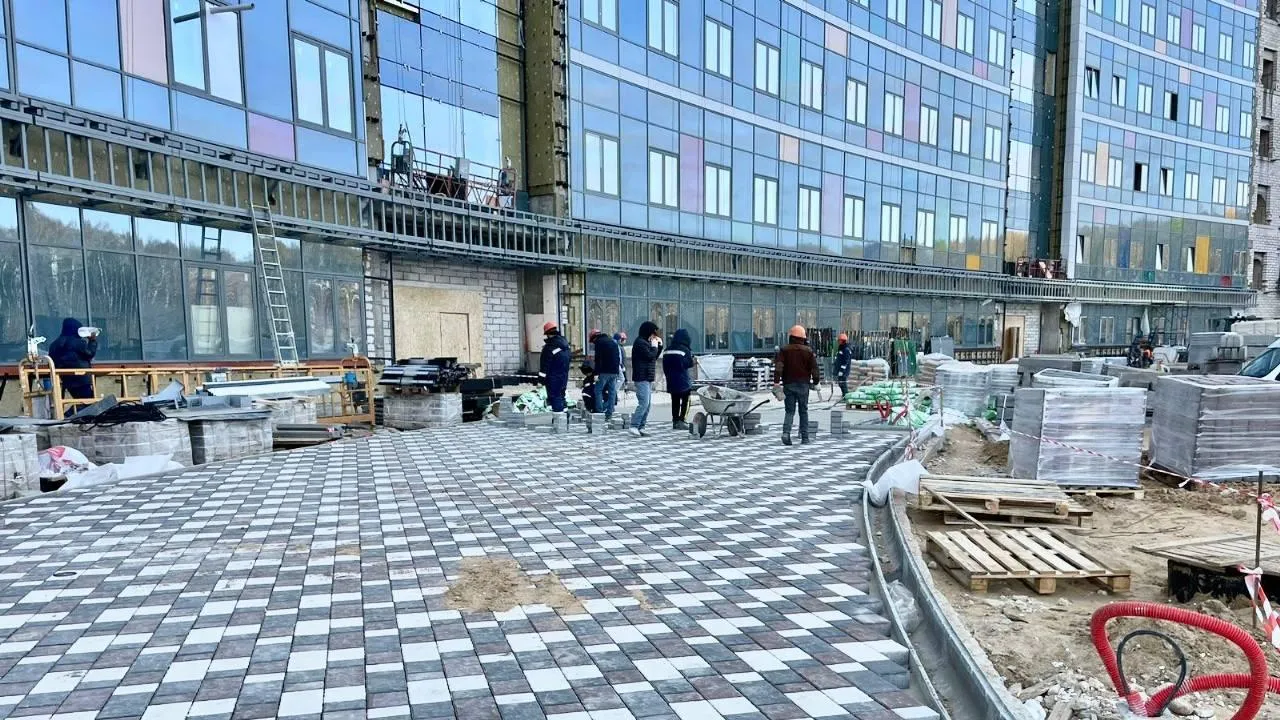 Рабочие приступили к благоустройству территории областной детской больницы в Красногорске