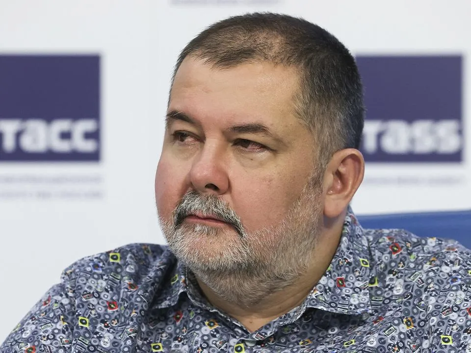 Фантаст Лукьяненко рассказал, кто должен писать книги про спецоперацию