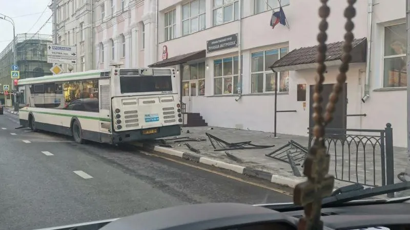 Водитель автобуса в Сергиевом Посаде снес дорожное ограждение