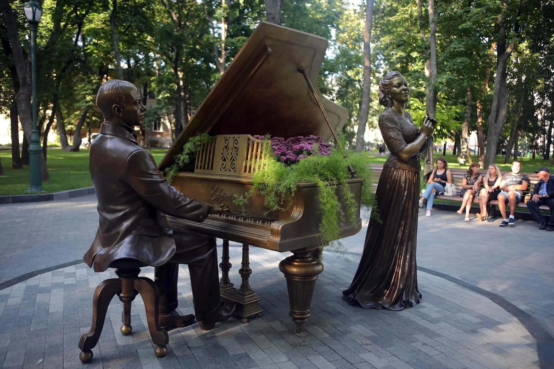 Памятник Клавдии Шульженко и Исааку Дунаевскому в Харькове. Vyacheslav Madiyevskyy/ZUMAPRESS.com