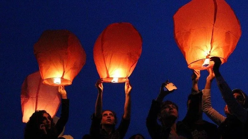 Жителей Подмосковья призвали ограничить использование гелиевых шаров и фонариков