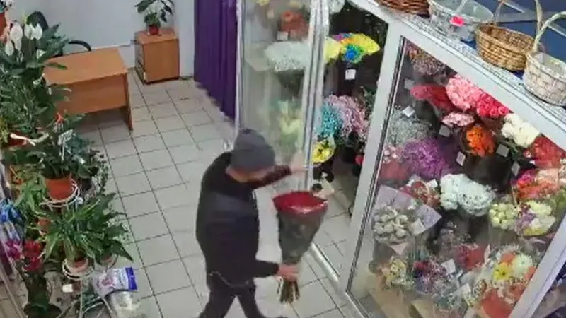Романтик украл цветы из магазина в Дмитрове