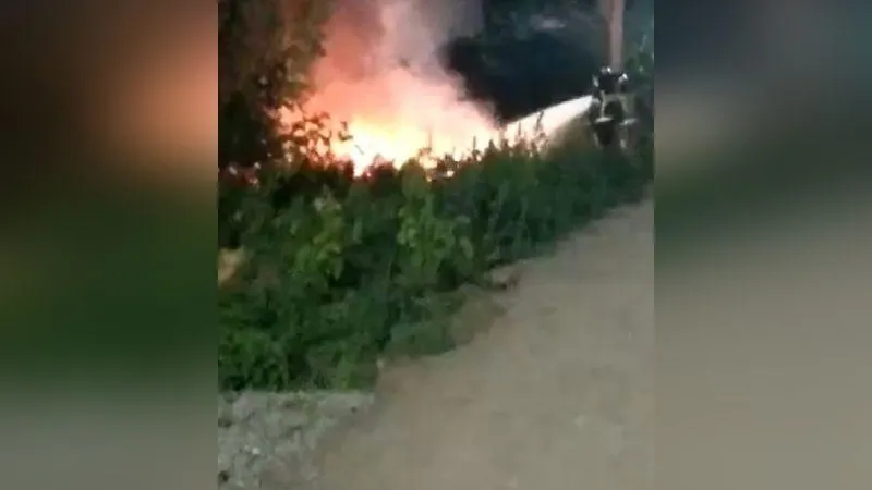 Оставшийся после чистки реки мусор хулиганы облили бензином и подожгли в Богородском округе