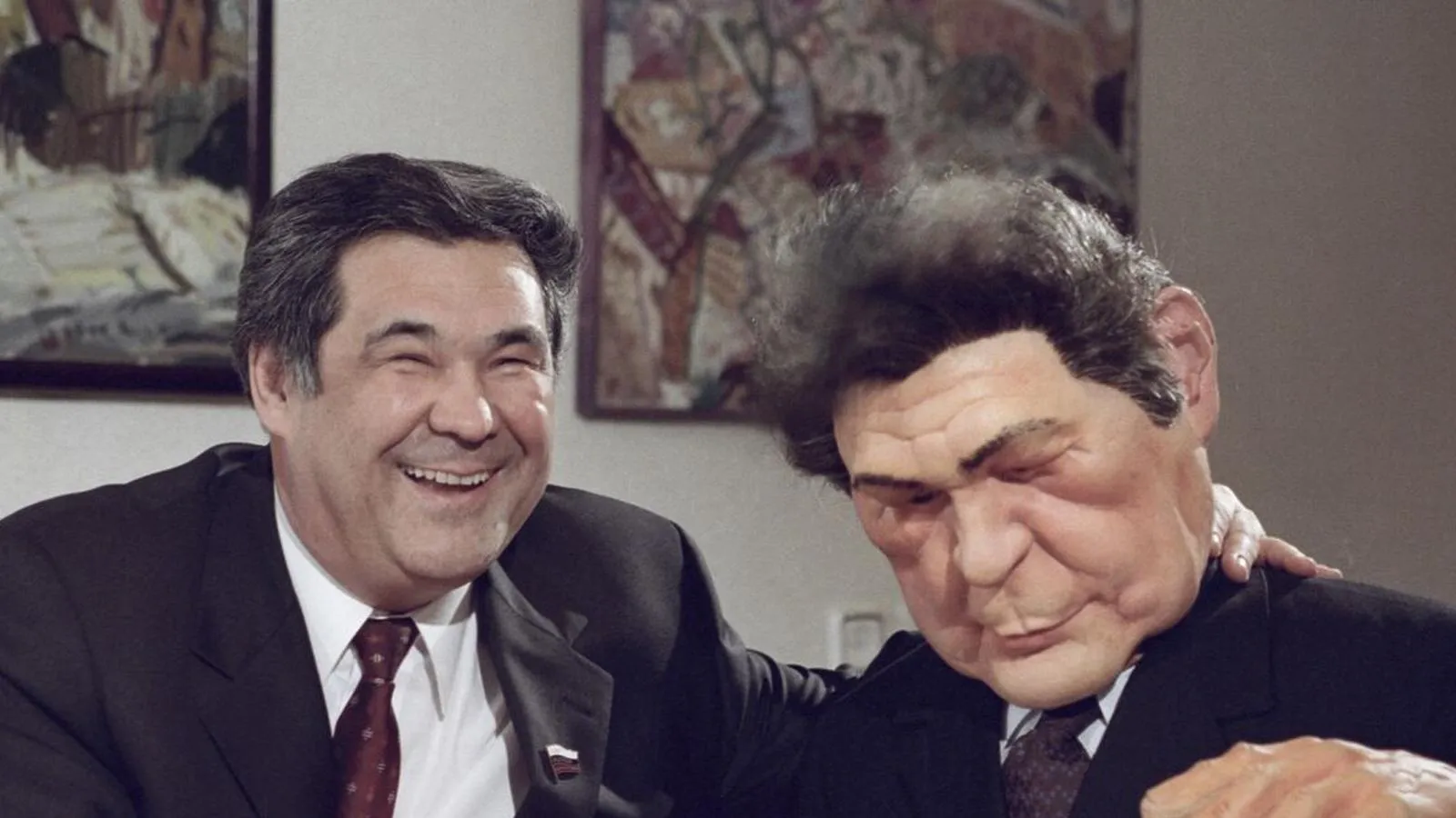 Аман Тулеев и его кукла из телевизионной программы «Куклы» на канале НТВ, 2004 год
