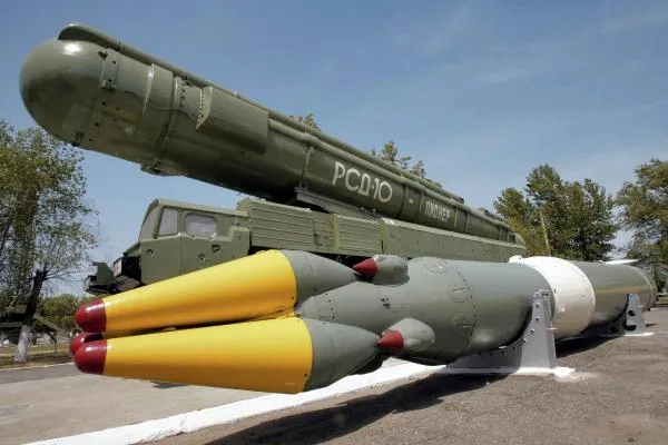 Ракетный комплекс средней дальности РСД-10 «ПИОНЕР» (по терминологии НАТО — SS-20). Ракета комплекса несла разделяющуюся головную часть с тремя боевыми блоками мощностью по 150 кт каждый с индивидуальным наведением на цели. Ликвидирован в соответствии с советско-американским договором о ракетах средней и меньшей дальности (РСМД)