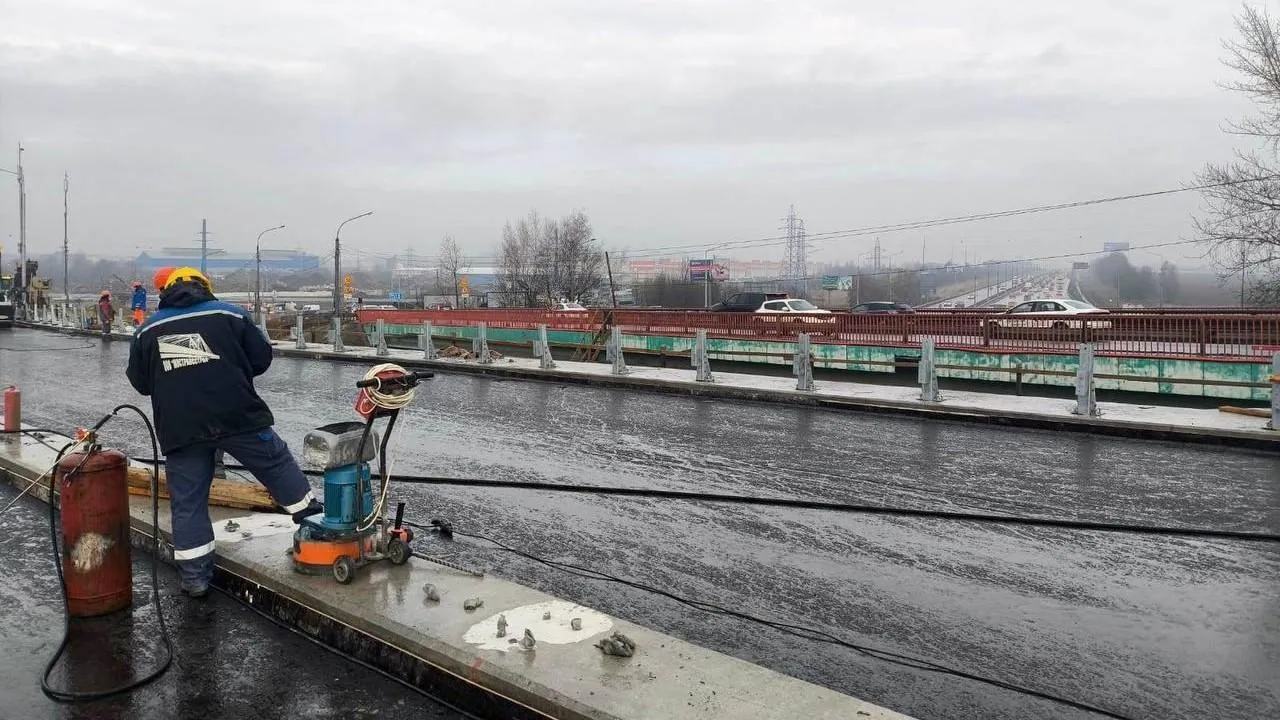 Укладка асфальта началась на путепроводе через А-105 в рамках реконструкции Каширского шоссе