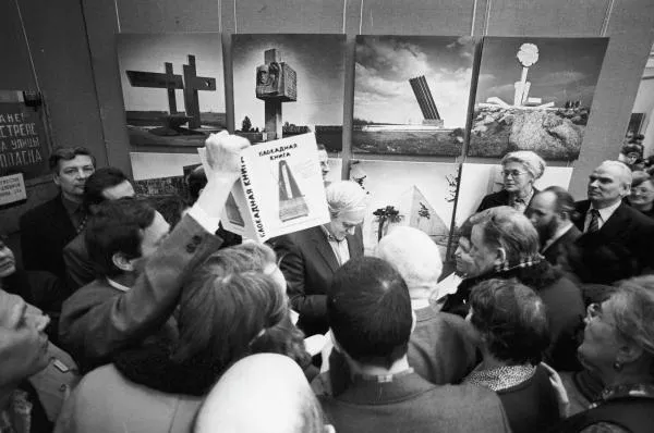 Встреча писателей Даниила Александровича Гранина и Александра Михайловича Адамовича, авторов «Блокадной книги» с героями произведения, людьми, пережившими блокаду Ленинграда в годы Великой Отечественной войны 1941-1945 года. Встреча состоялась в 1984 году в годовщину 40-летия снятия блокады
