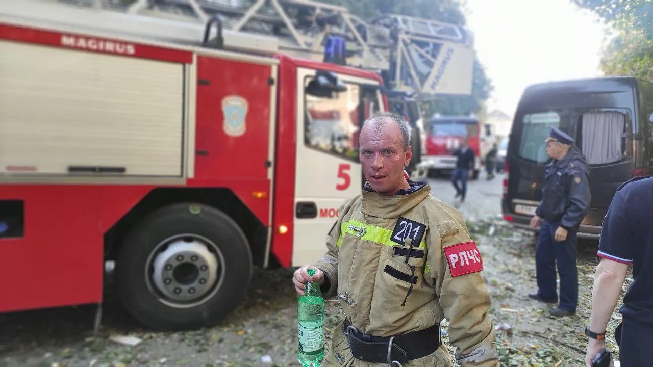 Коллега погибшего в Балашихе спасателя сфотографировал его на месте ЧП за несколько минут до гибели