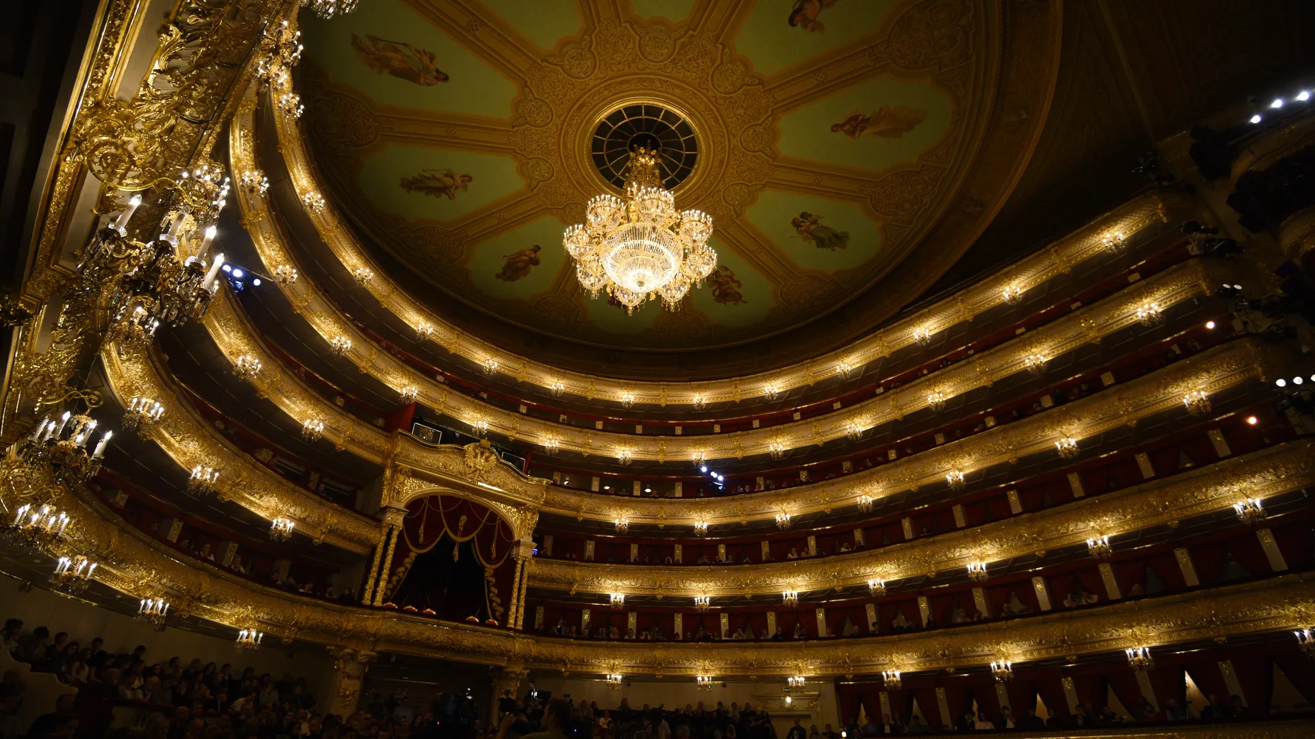 «Известия»: Мошенники начали продавать фейковые билеты на «Щелкунчика» в Большой театр