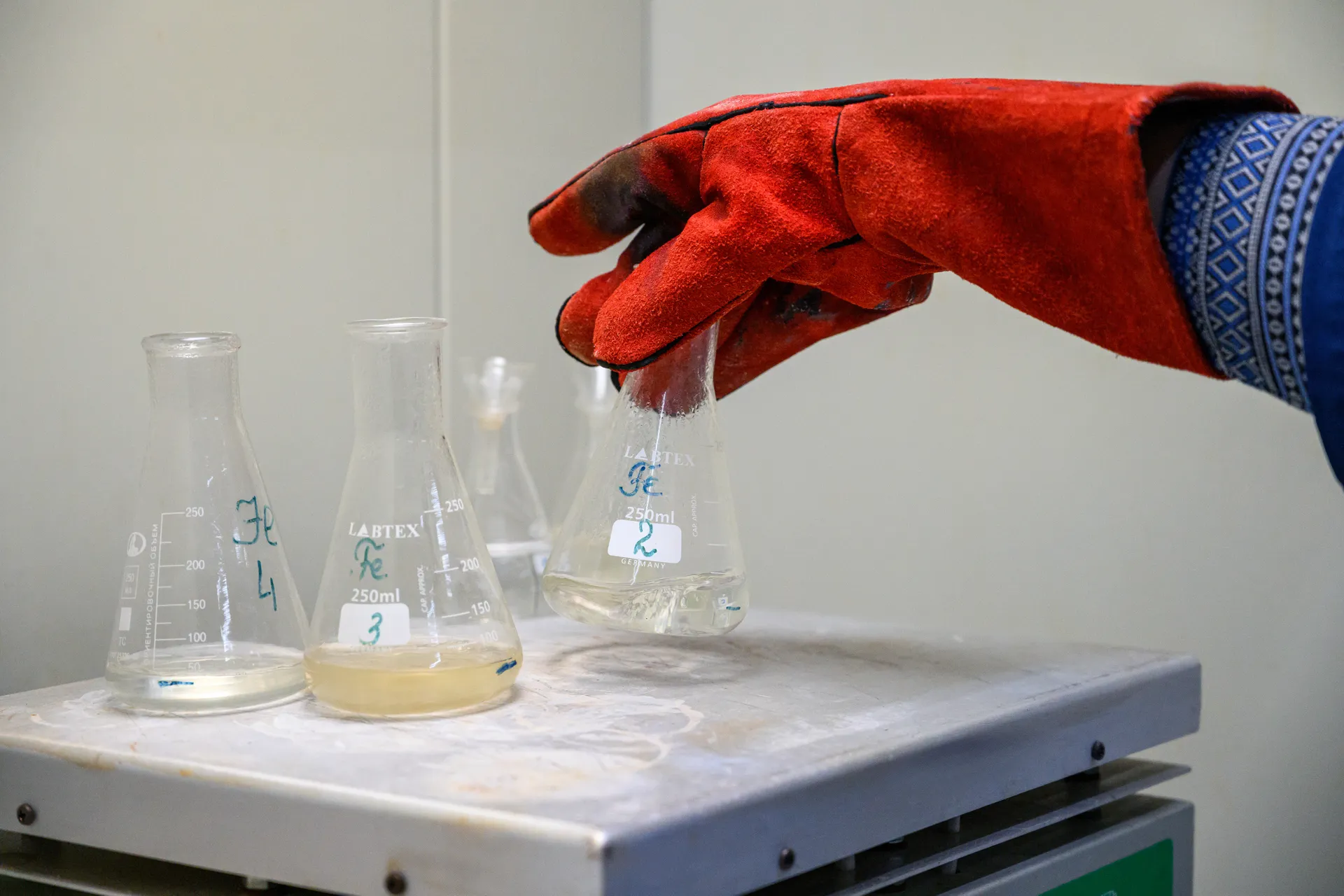 Контроль качества воды сотрудниками Мособлводоканала в лаборатории