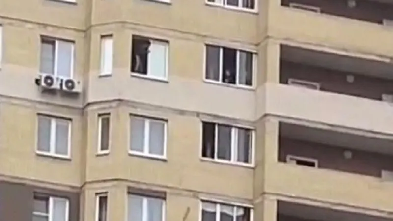 Двое детей из Королева играли на подоконниках, рискуя выпасть из окон