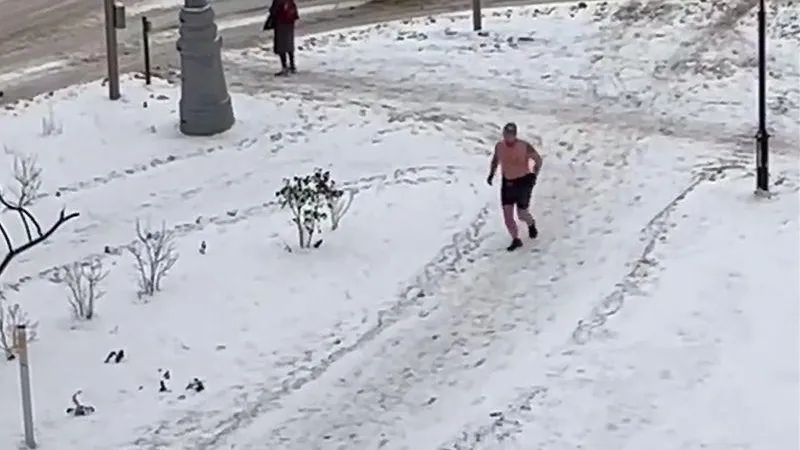 Полуголый москвич удивил жителей столицы