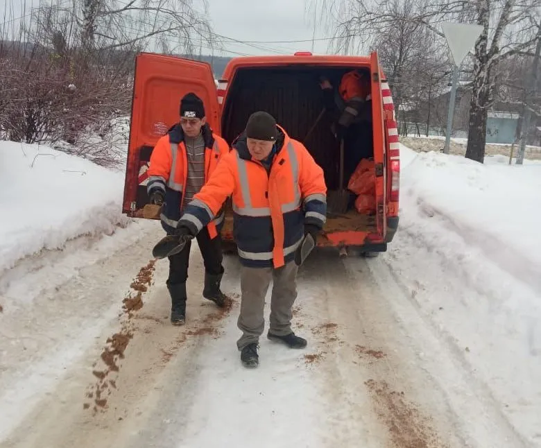 Коммунальщики посыпают улицы песком. Фото: ТГ-чат Станислава Каторова