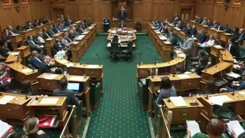 В Новой Зеландии депутата-аборигена выгнали с заседания за отказ надеть галстук