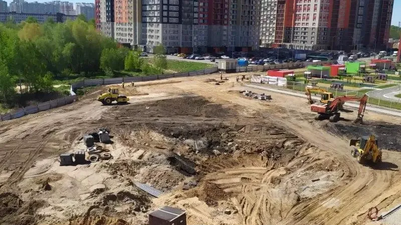 Работы по благоустройству стартовали на территории новой школы в Балашихе