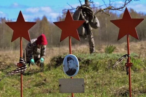 Участники межрегиональной поисковой экспедиции "Волховский фронт. Гайтолово" ухаживают за воинскими захоронениями погибших в Великой Отечественной войне в Ленинградской области