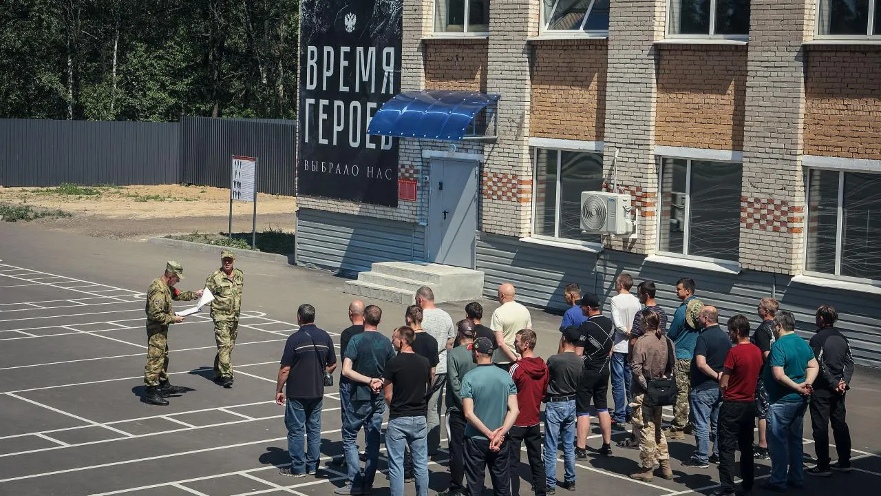Уникальный центр отбора на военную службу по контракту продолжает работу в Балашихе