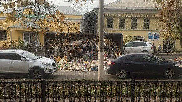 Перевернувшийся мусоровоз заблокировал движение в Чехове