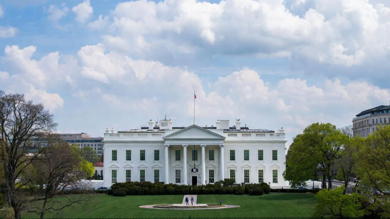 «Унизительное молчание»: канцлера ФРГ обвинили в сдаче европейских интересов в Белом доме