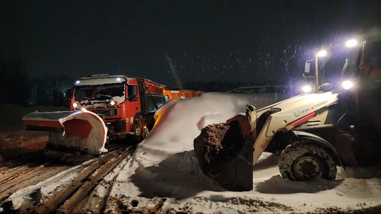 Ударная уборка: дорожники Волоколамска усилили борьбу со снежными зарядами