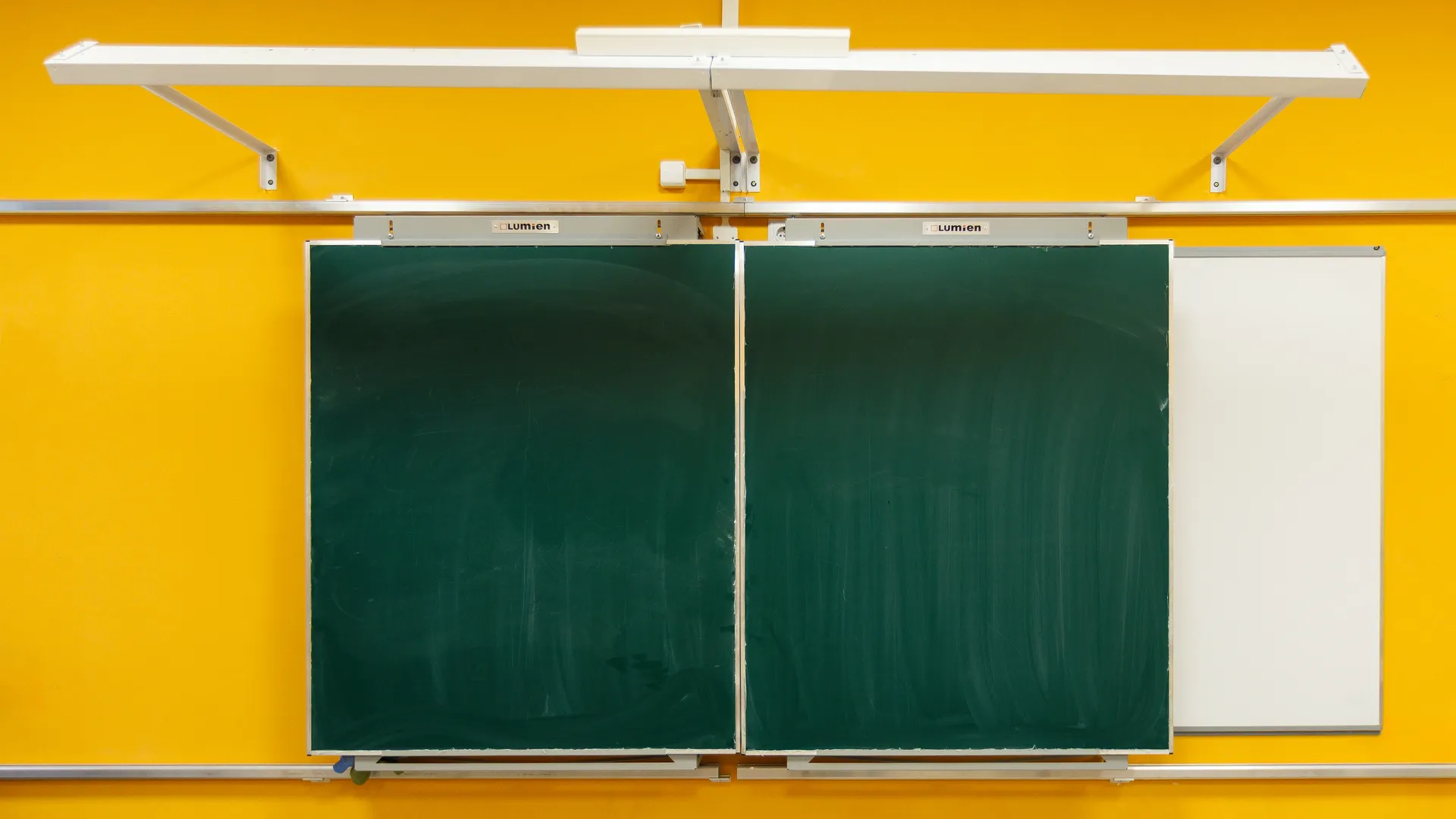 Школьная доска в средней школе №24 им. С.А. Красовского в п. Монино округа Щелково после капитального ремонта