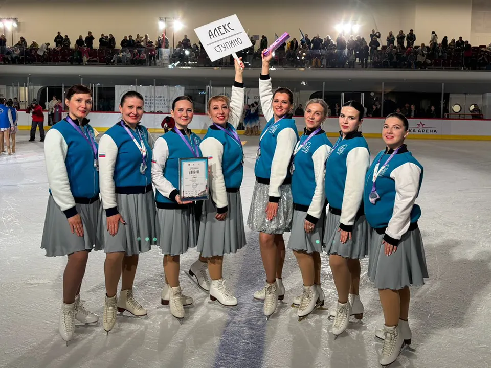 Взрослая команда «Алекс» — бронзовый призер фестиваля. Фото: театр-студия танца на льду «Алекс»