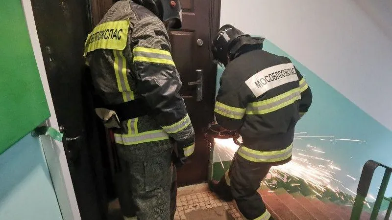 Спасатели в Дмитрове освободили из запертой квартиры пенсионерку и четверых детей