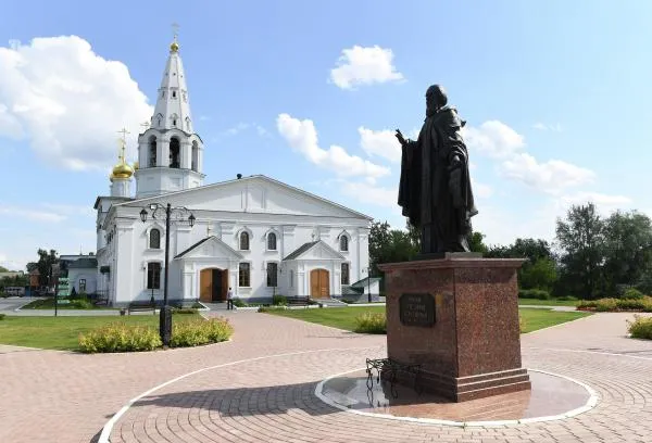 Памятник Сергию Радонежскому и Знаменская церковь в духовно-просветительском центре «Сергиевская слобода» в городе Бор