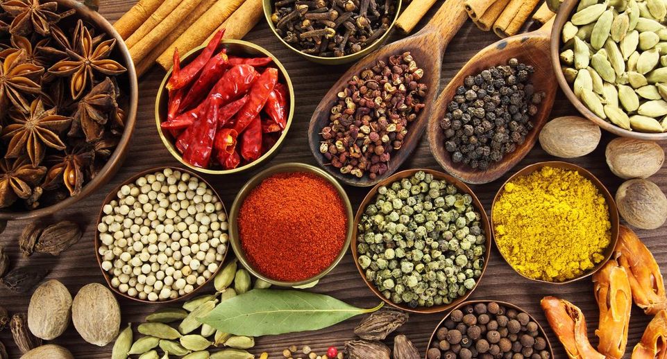 Диетолог Русакова: зимой организму нужны белки и специи, а не трансжиры