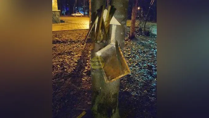 «У белок был корпоратив!»: в центральном парке Химок сломали кормушку
