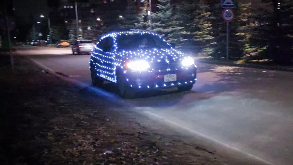 В Бронницах нашли самую новогоднюю машину: сияющий автомобиль покорил соцсети